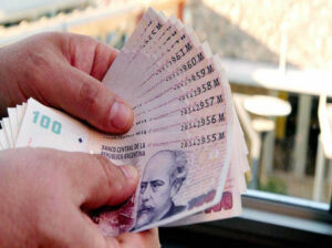 Salario mínimo en Argentina subirá a 427 dólares ante la elevada inflación