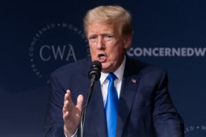 Trump insinúa que el resto de aspirantes presidenciales solo buscan trabajo en el Gobierno