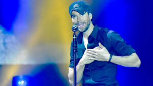 Enrique Iglesias celebra la bachata en el sencillo «Así es la vida»