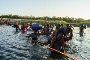 Arrestan y multan a 43 migrantes, en su mayoría haitianos, en la principal isla de Bahamas