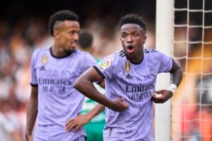 Vinícius iguala a Roberto Carlos