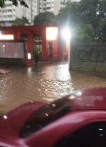 Avenida Páez de El Paraíso anegada por aguacero sobre Caracas