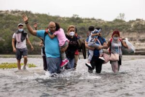 EE.U.U reanudará vuelos de deportación de venezolanos