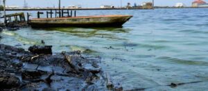 Pdvsa busca poner fin a las filtraciones de petróleo en el Lago de Maracaibo
