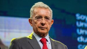 Álvaro Uribe afirma que el Tribunal Superior de Bogotá lo enviará a juicio por manipulación de testigos