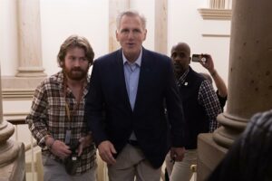 McCarthy dice ahora que su reelección como líder de la Cámara depende de los republicanos