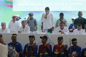 Gobierno colombiano y principal disidencia de las FARC anuncian cese al fuego de 3 meses