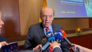 Inicia juicio disciplinario al canciller colombiano suspendido por contrato de pasaportes