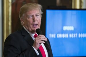 Trump vuelve al juicio civil en Nueva York y se queja de que interfiere con su campaña