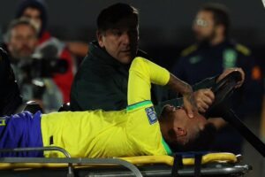 Neymar será sometido a una cirugía tras romperse el ligamento de la rodilla contra Uruguay