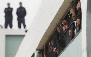 Perú cambia el Código Penal para castigar con hasta 30 años de cárcel el robo de celulares