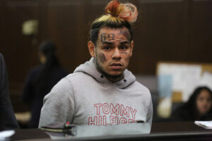 Tribunal dominicano deja en libertad condicional al rapero Tekashi