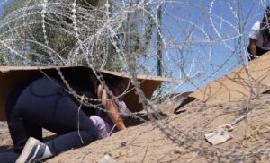Texas demanda al Gobierno de Biden por cortar alambre de púas en la frontera con México