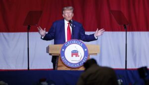Un exjefe de Gabinete de Trump lo acusa de ser «deshonesto» tras recibir inmunidad