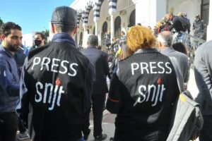 Un periodista tunecino condenado por no revelar sus fuentes inicia una huelga de hambre