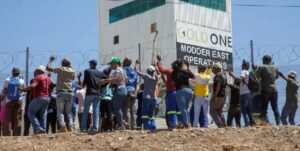 Salen unos 540 mineros encerrados bajo tierra en Sudáfrica por una disputa sindical