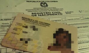 Detienen a mujer con 22 cédulas y a otra con sobres de dinero en elecciones de Colombia