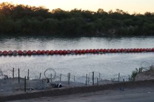Prohíben al Gobierno de Biden cortar el alambre de púas puesto por Texas en su frontera sur