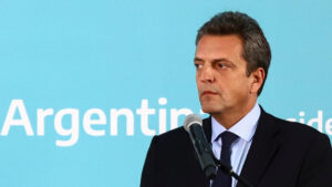 Massa arremetió contra compañías petroleras por la aparición «de golpe» del combustible