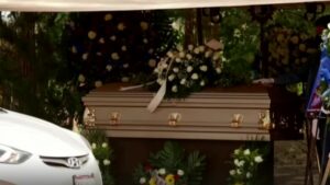 Detienen a los dueños de una funeraria en EEUU por almacenar incorrectamente 200 cadáveres