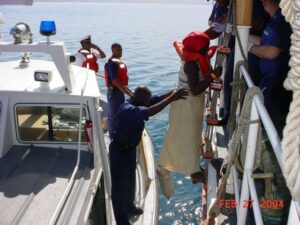 Guardacostas rescatan a 34 migrantes que naufragaron en el estrecho de Florida