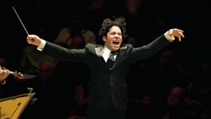 Gustavo Dudamel: «La música debe tender puentes en tiempos tan divisorios y complejos»