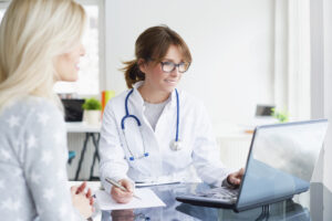 Retirar la atención médica a los sin papeles en Francia provoca el rechazo de los médicos