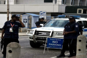 Policías de Trinidad enfrentan posibles cargos por sobornar empresario por 30.000 dólares