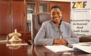Una corte de Zimbabue multa a una prima del presidente del país por contrabando de oro