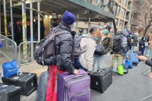Nueva York se plantea recortar un 20 % del gasto para inmigrantes