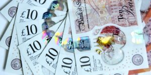 Gobierno británico subirá un 10 % el salario mínimo hasta los 13,14 euros por hora
