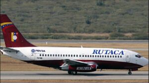 Avión de la Vinotinto despega en Lima tras horas de espera para abastecer combustible