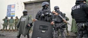 Asesinan a un preso en disturbios en cárcel de Ecuador atacada con explosivo desde un dron