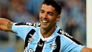 Luis Suárez habla en tono de despedida al recibir un homenaje de legisladores en Brasil