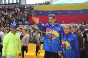 Nicolás Maduro pide a la juventud  votar «cinco veces sí»