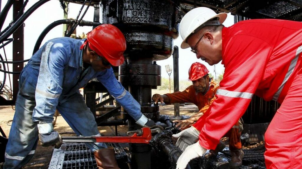 Trabajadores Petroleros del Gas entregaron reconocimiento a la obra Frases y Pensamientos de Hugo Chávez, “El Legado”