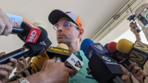 Capriles ejerció su derecho al voto: «El Esequibo es nuestro»