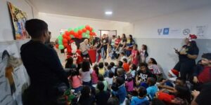 Niños de Petare reciben «una buena noticia» en forma de juguete