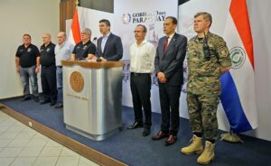 Un policía y 11 reos mueren en operativo para recuperar el control de cárcel en Paraguay