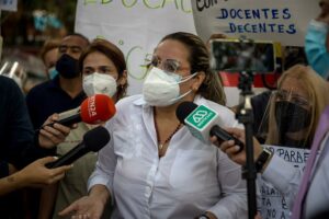Docentes exigen que el Presupuesto Nacional 2024 incluya su aumento salarial