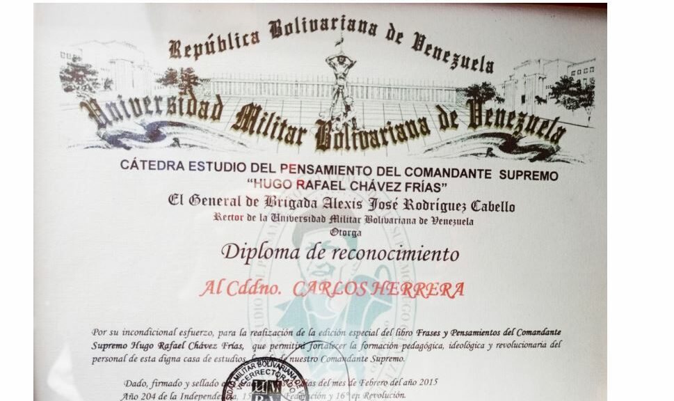 Cátedra de Estudio del Pensamiento del Comandante Supremo de la UMBV entregó reconocimiento al libro de Chávez Frases y Pensamientos “El Legado”