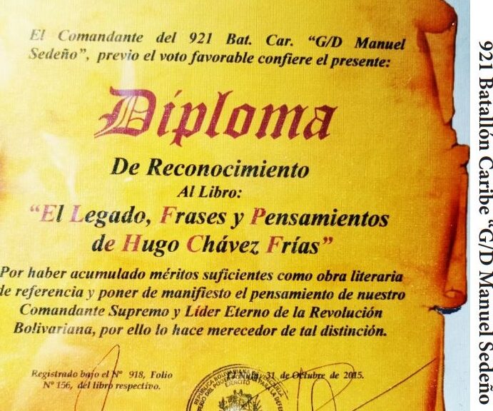 Libro de Chávez “Frases y Pensamientos” recibió reconocimiento del 921 Batallón Caribe “G/D Manuel Sedeño” del Ejército Bolivariano