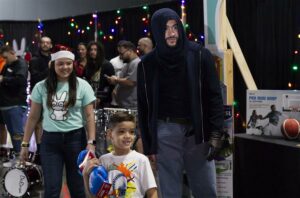 Bad Bunny entrega por cuarta vez en Puerto Rico obsequios navideños a niños y jóvenes