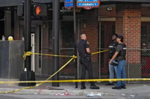 Un muerto y tres heridos deja un tiroteo en un centro comercial de EE.UU. en Nochebuena