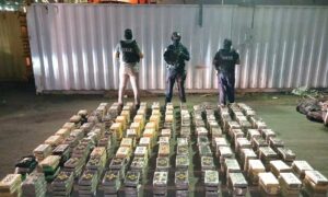 Autoridades de Panamá incautan 600 paquetes de droga en contenedor que iba a Suecia