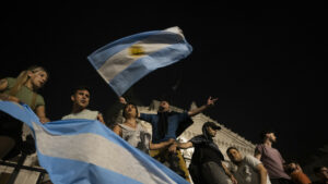 Sindicatos y organizaciones de Argentina marchan a tribunales contra el ‘megadecreto’ de Milei