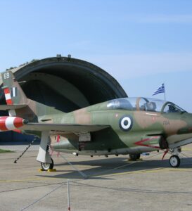 Avión de entrenamiento militar se estrella y su piloto muere en Grecia