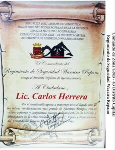 Libro de Chávez Frases y Pensamientos “El Legado” recibió diploma del Regimiento de Seguridad Waraira Repano de la GNB