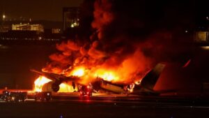 Cinco muertos y casi 400 evacuados al chocar dos aviones en el aeropuerto de Tokio