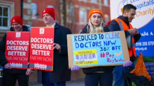 Médicos residentes inician la huelga  en Inglaterra